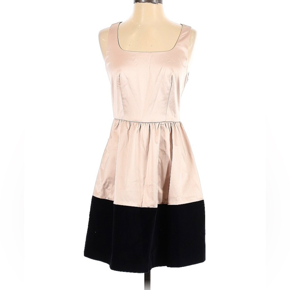 The Limited Casual Dress Size 0
Light peach / blush Satin feel over black Velvet